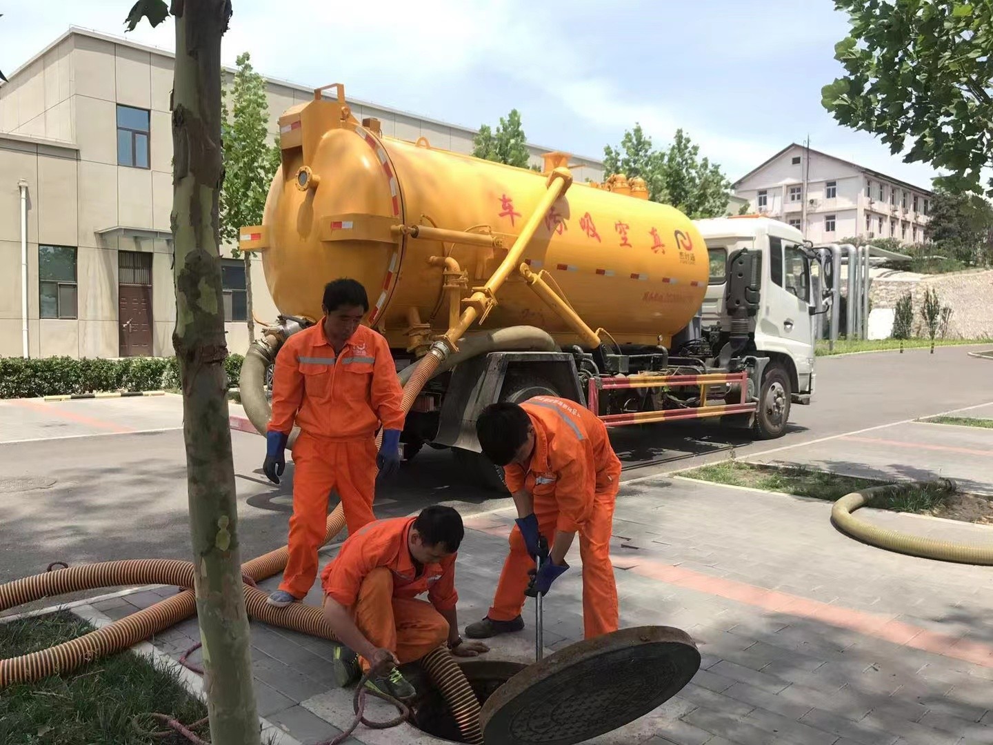 曲松化粪池清理与5-8吨吸粪车施工效率分析